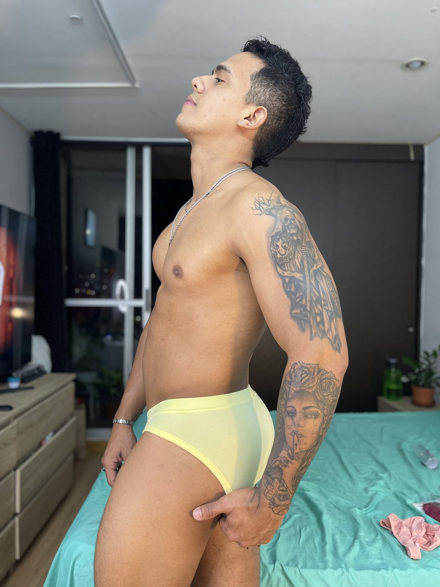 VegueroVzla's tweet photo. Qué tal me queda el amarillo? Me lo obsequia mi gente de @evaemenwear excelente calidad y comodidad al los mejores precios. Hecho en 🇻🇪 https://t.co/i7mhuhO8b7