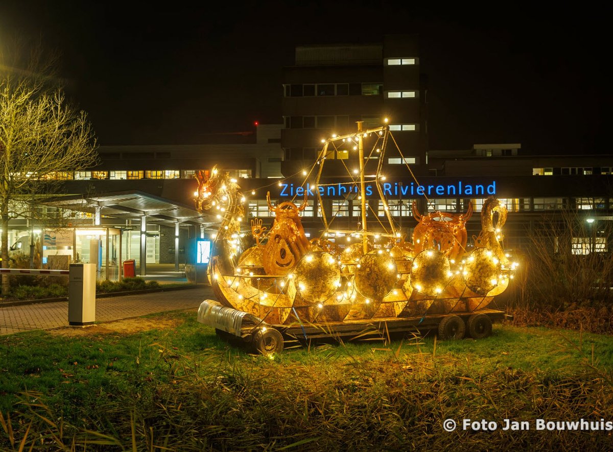 VisitTiel's tweet image. De jaarlijkse Lampjesactie van Ziekenhuis Rivierenland is van start! De opbrengst gaat naar de realisatie van een gespreksruimte voor patiënten met kanker. Doneren kan al vanaf € 5,00. bit.ly/3OX1FoO #uitintiel #Vriendenvanzrt #zrt #goeddoel #doneren #lampjesactie Foto: