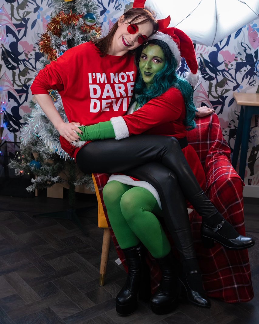 Simply having Marvelous Christmas time 😉❤️

Had such a cute cosplay Christmas get together, threw together a very quick Shehulk look for the occasion and I love! Had to get a picture with my Daredevil bestie @willow_cosplays 💚

📸 Hover Media Cosplay