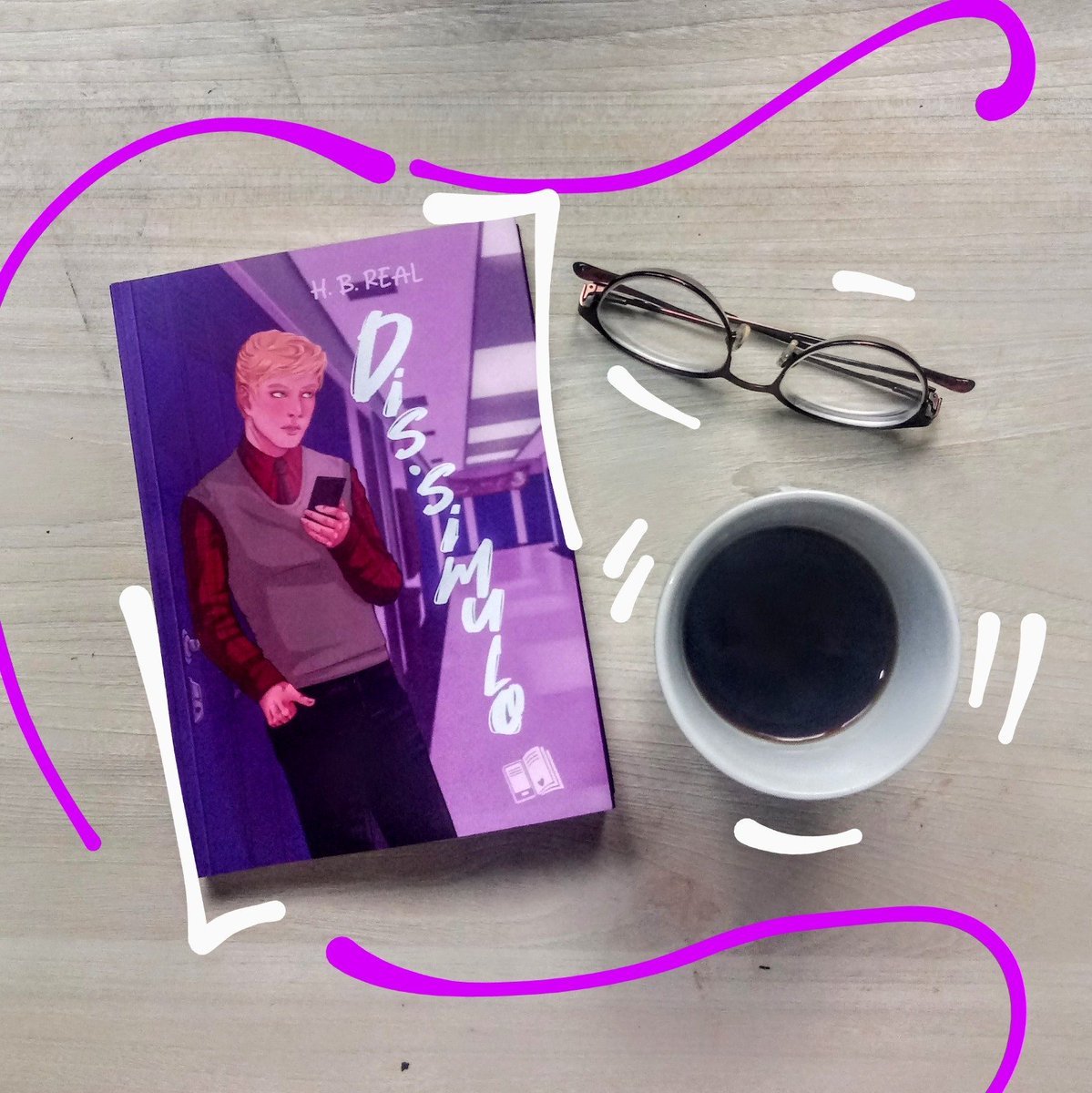 FICEMLIVRO's tweet photo. FALTAM SÓ 4 DIAS para acabar a pré-venda de DISSIMULO!

55,00
Livro novo, enviado direto do autor @hyvescreve 

*autógrafo
*brindes
*frete incluso 
*desconto no valor
*mais artes lindas e inéditas que não tiveram na primeira edição

ATÉ DIA 20/12
Link:
https://t.co/M23e21heaA https://t.co/gjfXTs3yGI