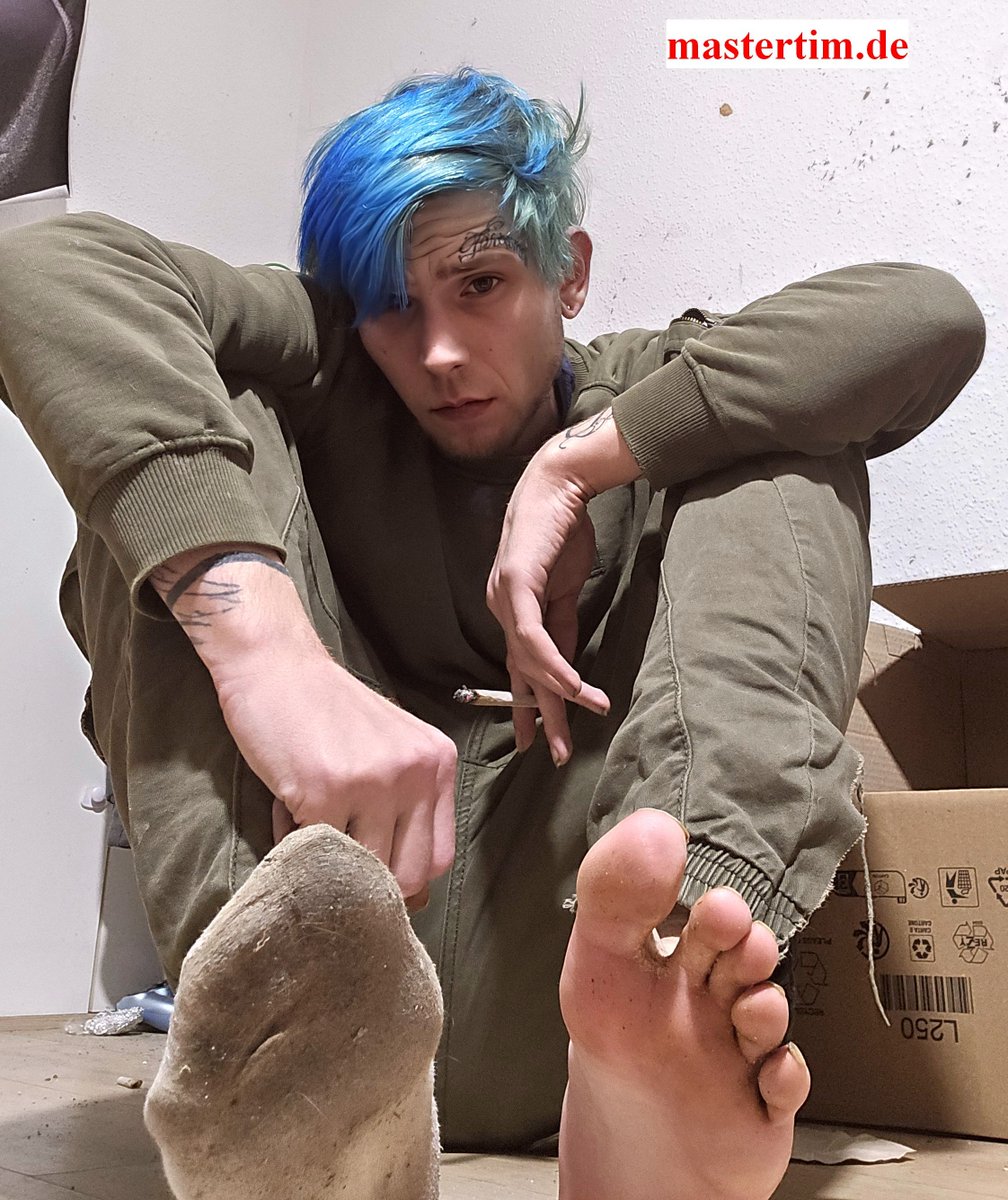 kingtim2012's tweet photo. Hey #footslaves and fans of #malefeet what you think about the #germanmaster the #punkmaster with #rankfeet #masterbruce 1235 pictures of this #footmaster on #mastertim https://t.co/n5rnk09N5w https://t.co/kK403JJIo8