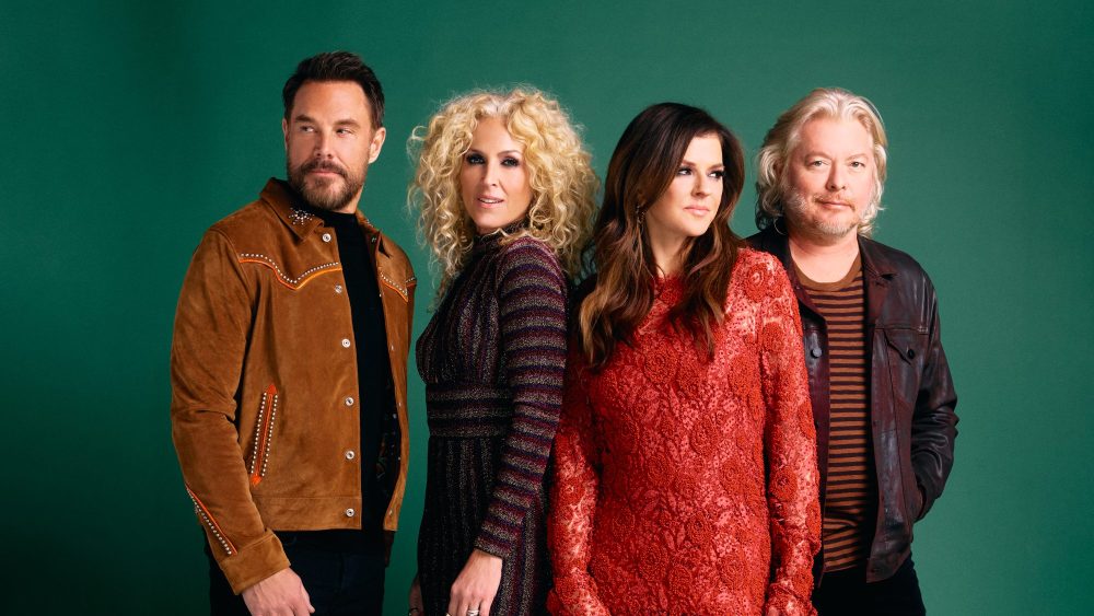 butterwordblog's tweet image. bit.ly/Spanish-News Little Big Town se hace grande en Navidad con un especial navideño en horario estelar y un álbum para cerrar el año del 25 aniversario del grupo #Adelantos #David_Cobb #DetrásDeCámaras #directores #entrevistas #famosos #jason_owen #pequeña_gran_ciudad #...