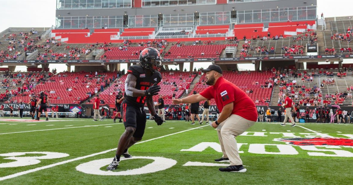 mzenitz's tweet photo. Arkansas State’s Andy Kwon has accepted the offensive line coach job at UCLA, a source tells @CBSSports/@247Sports.

Kwon, whom @JohnDBrice1 previously reported as a target for UCLA, has produced several all-conference players at Arkansas State. Previously worked at Alabama.

https://t.co/H1pSFVSCOg