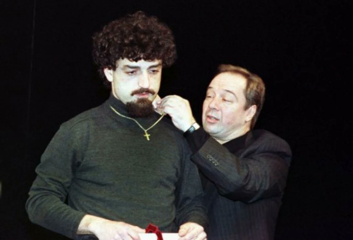 theiosthanassis's tweet photo. 15 Ιανουαρίου 2001. Ο Δημήτρης Ήμελλος δέχεται το Βραβείο Χορν από τον Σταμάτη Φασουλή. Ο θεσμός καθιερώθηκε μετά το θάνατο του Χορν και το 2001 ήταν η πρώτη απονομή. Έκτοτε ο χρυσός σταυρός του Δημήτρη Χορν περνά κάθε χρόνο στο νέο κάτοχο του βραβείου. 
[Η φωτό βρέθηκε στη Lifo] https://t.co/pnRgUeIDPs