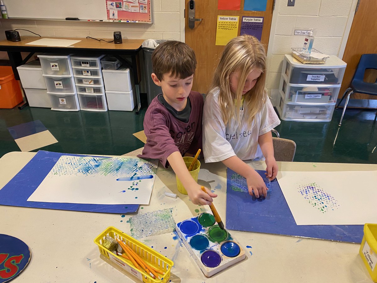 MrsReesbeckArt's tweet photo. Kindergarteners are bubbling with creativity! 🐟 They're using bubble wrap and tempera cakes to create vibrant prints for their rainbow fish. 🎨✨ #ArtInAction #DFcares #NoviPride @NCSD https://t.co/NnnrlTibhJ