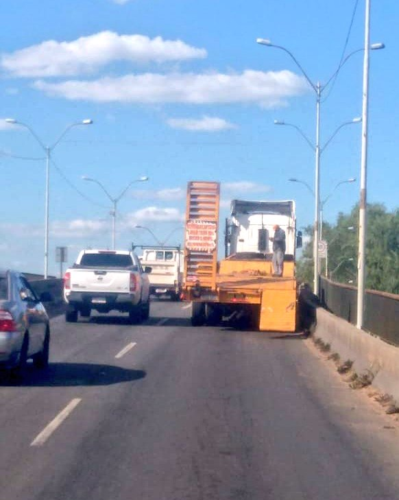 delpynews's tweet photo. ▶️ AHORA | ​🔴

😱Una retroexcavadora cayó del camión que lo trasportaba cuando pasaba por el viaducto de la avenida Madame Lynch en su intersección con la avenida Santa Teresa.

📍El vehículo obstruye media calzada con dirección a Mariano Roque Alonso. https://t.co/UTsoGZPlP0