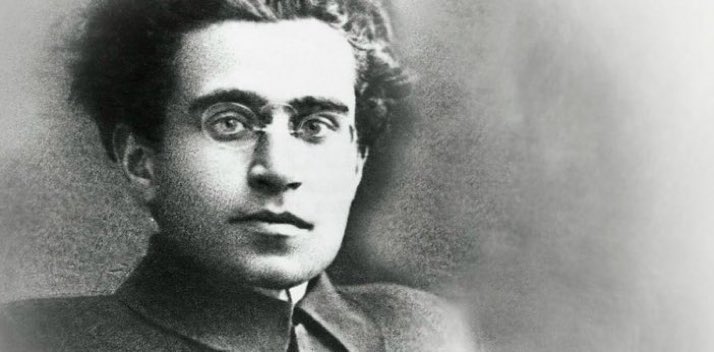 « Le vieux monde se meurt, le nouveau monde tarde à apparaître et dans ce clair-obscur surgissent les monstres. »
Antonio Gramsci