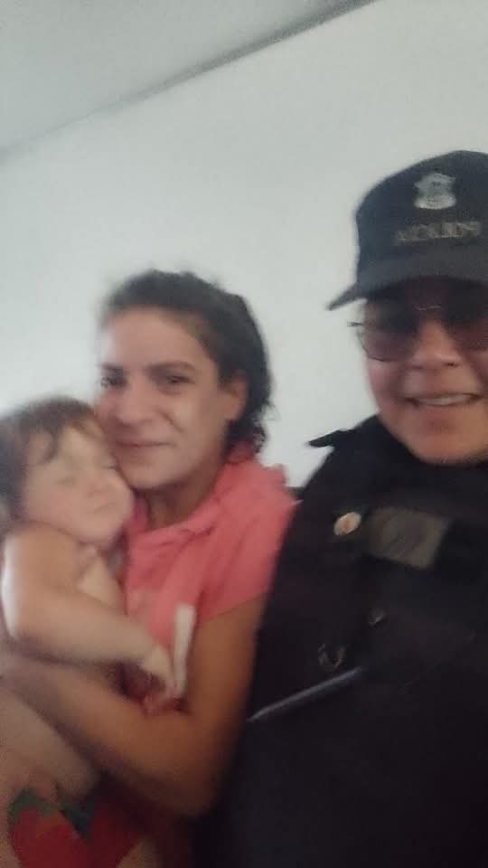 MerloNoti's tweet photo. POLICÍA LE SALVA LA VIDA A UNA BEBÉ.

Ayer domingo la sargento Yanina Bustos de FBA le salvó la vida haciéndole RCP a Yoshelin, una bebé que había sido llevada por su madre, sin signos vitales al puesto de avanzada del Remanso.

https://t.co/Ny1i0laHvD https://t.co/wq10ZIg097