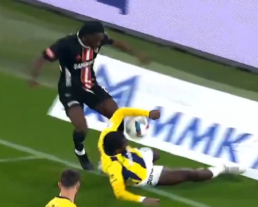blackpage_g's tweet photo. Fenerbahçelilerin dışarda dediği top. 
                                      Fenerbahçelilerin içerde dediği top.

Sonra da "ne günah işledik" https://t.co/aS2Nv45VVQ