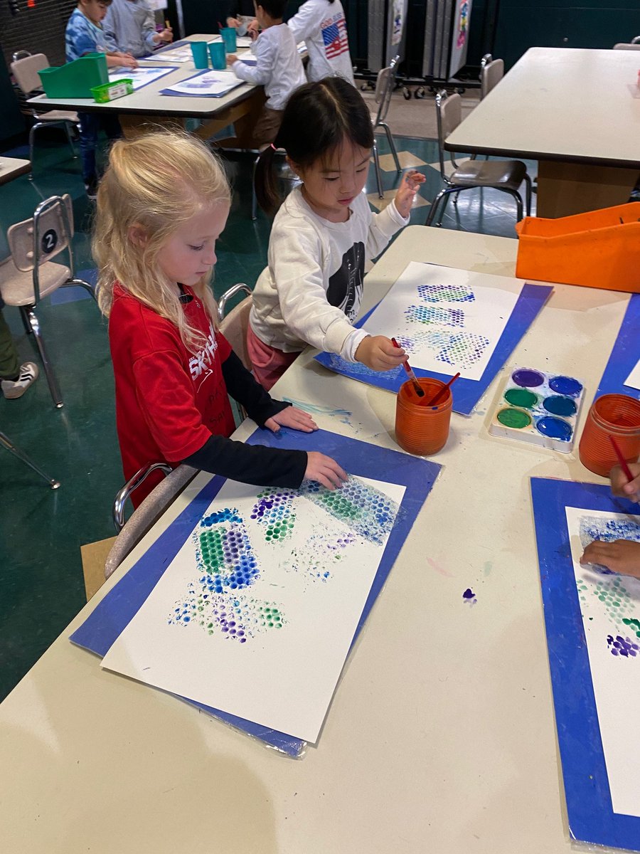 MrsReesbeckArt's tweet photo. Kindergarteners are bubbling with creativity! 🐟 They're using bubble wrap and tempera cakes to create vibrant prints for their rainbow fish. 🎨✨ #ArtInAction #DFcares #NoviPride @NCSD https://t.co/NnnrlTibhJ