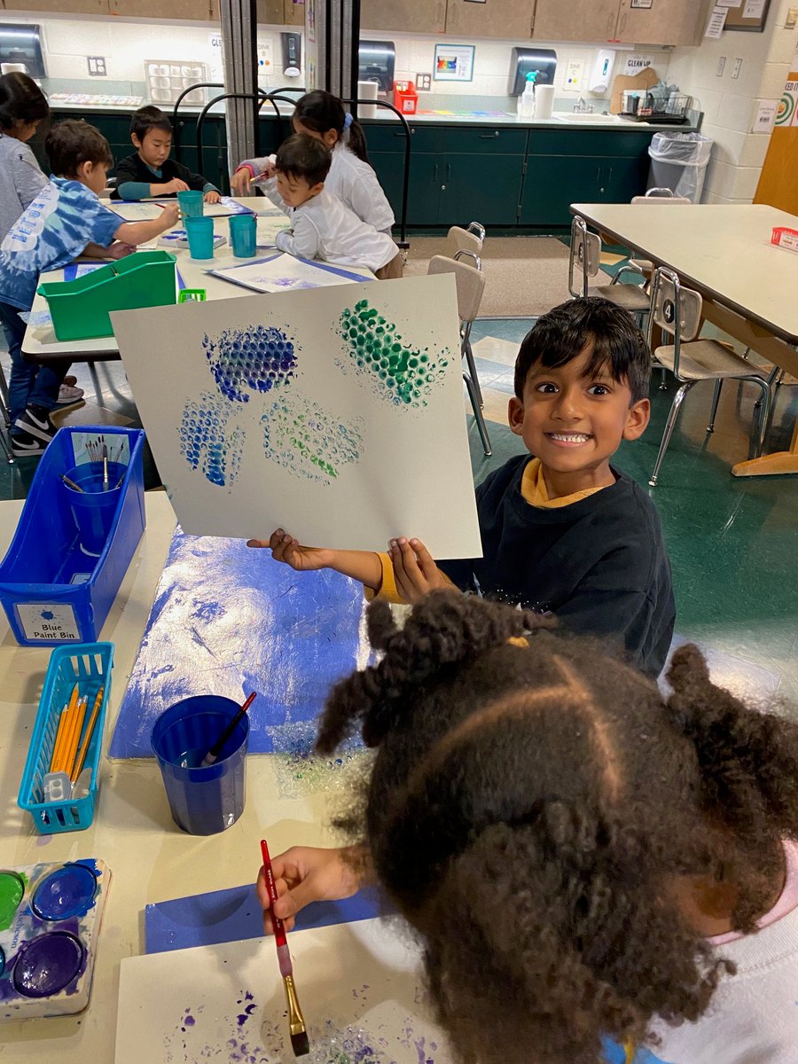 MrsReesbeckArt's tweet photo. Kindergarteners are bubbling with creativity! 🐟 They're using bubble wrap and tempera cakes to create vibrant prints for their rainbow fish. 🎨✨ #ArtInAction #DFcares #NoviPride @NCSD https://t.co/NnnrlTibhJ