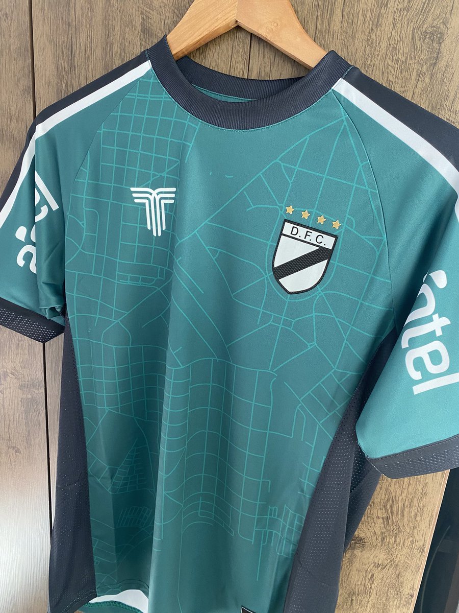 rusito_danubio's tweet photo. El mimo al alma que me da poder tener "la remera verde del Goico", loco.
Amo a ese señor y esta es una camiseta totalmente infravalorada. https://t.co/CaQDevmE1z