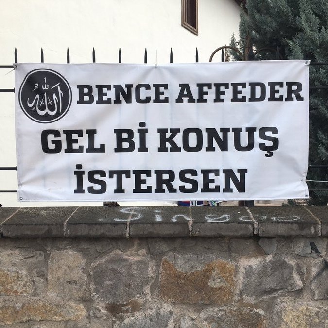 Ankara'da bir camiye asılan afiş.