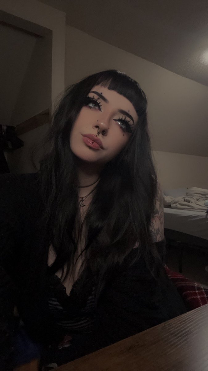 kxlin_'s tweet photo. I couldn’t stand to lie, next to you. #piercings #tattoos #alt #elderemo https://t.co/0OhEHBEuGI