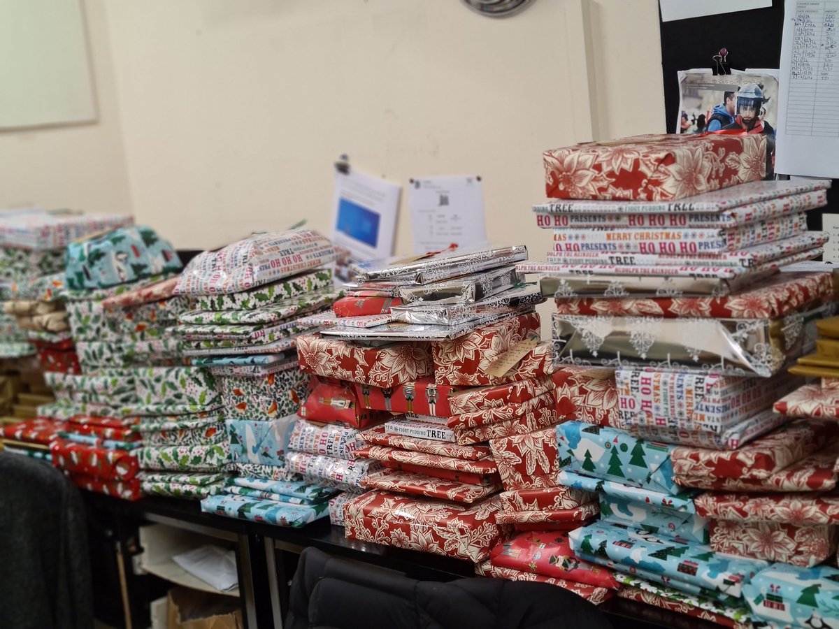 WstonesDundee's tweet photo. Our wishing tree is finished for another year - our tenth!! A huge thank you to Moira and Elaine who wrapped e every gift, and to everyone who spent their time and money taking part. Every year we are blown away by your generosity 🎄🎁❤️ https://t.co/wxqtLATm7w