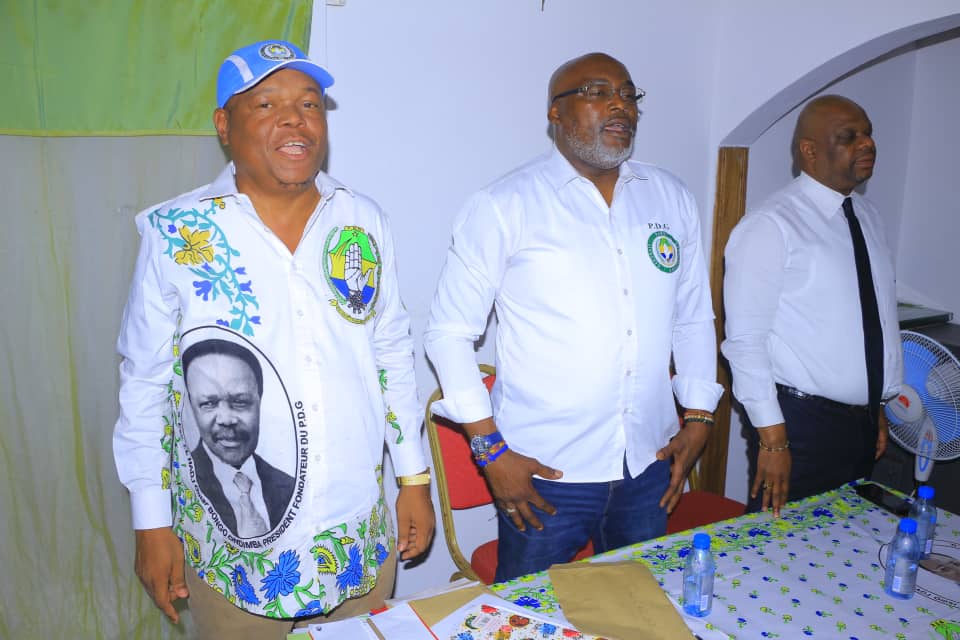 SecrtariatProv1's tweet photo. Suite aux recommandations du secrétaire provincial,le camarade Christophe NZE MBA, le secrétaire communal de Libreville, le camarade Guy Charles IGOHO, a démarré l'inspection des sections et comités dans le 1er arrondissement.

Plus d'informations 👇
https://t.co/Ra6s27uNsD https://t.co/nz8L1hqVjF