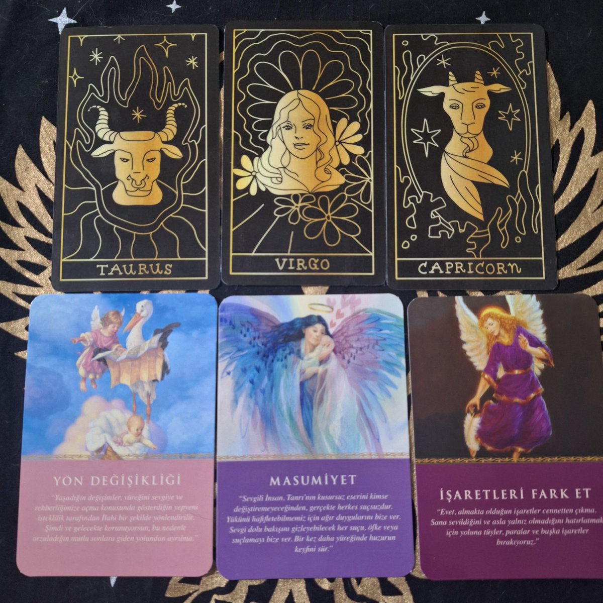PHOEN1XDRAGON's tweet photo. ☯️ 17 ARALIK GÜNLÜK Meleklerden Tarot Mesajları Tek Kart Gündemi

¡Etkileşim Verenlere niyetlendim!

𖤓 Güneş | ⅍ Yükselen  | ☽ Ay 

➣Günün Mesajları Burçların altında yazmaktadır.
(Sistem yeniden yerine oturana kadar foto paylaşımlı olacak)

🜂ATEŞ ELEMENTİ
♈︎ Koç
˚⊱DÜĞÜN⊰˚
"Evlilik, sevgi, karşılıklı saygı ve bağlılıkla birleşen iki ruhun birliğidir. Zaman içinde sevgiyi derinleştirme arzusunu işaret eder. Düğün günün, sevginin gücüne duyduğun sağlam temelli inancının göstergesidir. O inanç ve sevgiye sürekli canlılık kat, Sevgili İnsan."
⊹₊⟡⋆

♌︎ Aslan
˚⊱HAYAL⊰˚
"Düzenli olarak hayal kurarsan, bizim mesajlarımızı daha kolay duyar ve alırsın. Gevşe ve zihnini almaya aç, düşüncelerini yönlendirmeden. Sadece film seyrediyormuş gibi her tür duyguyu, görüntüyü veya fikri fark et. Yaratıcılığın zemini budur."
⊹₊⟡⋆

♐︎ Yay
˚⊱HİZMETE ODAKLAN⊰˚
"Ruhun sadece sevinçle hizmet etmeyi ve daimi bir saadet ırmağında yüzmeyi arzular. Bu ırmak sana sürekli ihtiyacın olan her şeyi sağlar. Her durumda ve yaptığın her şeyde, bütün dikkatini bu verme ve alma ırmağında kalmaya ver."
⊹₊⟡⋆

🜃TOPRAK ELEMENTİ 
♉︎ Boğa 
˚⊱YÖN DEĞİŞİKLİĞİ⊰˚
"Yaşadığın değişimler, yüreğini sevgiye ve rehberliğimize açma konusunda gösterdiğin yepyeni isteklilik tarafından İlahi bir şekilde yönlendirilir. Şimdi ve gelecekte korunuyorsun, bu nedenle arzuladığın mutlu sonlara giden yolundan ayrılma."
⊹₊⟡⋆

♍︎ Başak
˚⊱MASUMİYET⊰˚
"Sevgili İnsan, Tanrı'nın kusursuz eserini kimse değiştiremeyeceğinden, gerçekte herkes suçsuzdur. Yükünü hafifletebilmemiz için ağır duygularını bize ver. Sevgi dolu bakışını gizleyebilecek her suçu, öfke veya suçlamayı bize ver. Bir kez daha yüreğinde huzurun keyfini sür."
⊹₊⟡⋆

♑︎ Oğlak 
˚⊱İŞARETLERİ FARK ET⊰˚
"Evet, almakta olduğun işaretler cennetten çıkma. Sana sevildiğini ve asla yalnız olmadığını hatırlatmak için yoluna tüyler, paralar ve başka işaretler bırakıyoruz."
⊹₊⟡⋆

🜁HAVA ELEMENTİ 
♊︎ İkizler 
˚⊱BIRAK VE TESLİM OL⊰˚
"Seni ışık saçan sevgimizin iyilikleriyle yıkıyoruz. Kollarını aç ve avuçlarının içinde sıkıca tuttuğun sorunları bırak. Ellerini, kollarını ve yüreğini sevgimize ve desteğimize aç."
⊹₊⟡⋆

♎︎ Terazi
˚⊱YARATICI PROJE⊰˚
"Ruhun kendini yaratıcı yollardan ifade etmenin özlemini çekiyor. Seni, yaşamını sanat ve yaratıcılıkla doldurmaya yönlendiriyoruz. Yaratıcı ifade coşku ve canlılık hissetmeni sağlar ve yaşamına duyduğun tutkuyu yeniden alevlendirir."
⊹₊⟡⋆

♒︎ Kova
˚⊱GÜVENİLİR REHBERLİK⊰˚
"Dualarına cevap olarak harika bir fikir aldın. Bu fikir doğru ve güvenli. Yolun her aşamasında yanında olduğumuzu bilerek onunla güven içinde ilerleyebilirsin. İste ve bu fikirle ilgili ihtiyaç duyduğun her şeyde desteğimizi almaya açık ol."
⊹₊⟡⋆

🜄SU ELEMENTİ 
♋︎ Yengeç
˚⊱KAYGILANACAK HİÇBİR ŞEY YOK⊰˚
"Güvendesin ve bu durum İlahi takdir ve evrensel düzenin kusursuz kontrolü altındadır. Olası en yüksek sonucun çaba sarf etmeden sana ve senin vasıtanla akmasını sağlamak için sadece durumu sevgi dolu duygu ve düşüncelerle doldur."
⊹₊⟡⋆

♏︎ Akrep
˚⊱KILIK DEĞİŞTİRMİŞ İYİLİK⊰˚
"Sorun gibi görünen şey gerçekte cevaplanan duanım parçasıdır. Her şey çözüme kavuşurken, mevcut durumunun gerisindeki nedenleri anlayacaksın.

Cennetin korumasına ve sonsuz bilgelikle duam en iyi şekilde cevaplayacağına güven."
⊹₊⟡⋆

♓︎ Balık
˚⊱ENERJİ ÇALIŞMASI⊰˚
"Yaşam elektriklendirici olabilir, çünkü özü enerjidir. Bedenin, sevgi dolu davranışlara olumlu yanıt verecek fevkalade bir enerji alanıdır. Ellerin ve yüreğin sevdiklerine ve danışanlarına şifa enerjisi vermek üzere harekete geçer."
⊹₊⟡⋆

『 Dileyen arkadaşlar benden özel danışmanlık hizmeti alabilirler. Yapmaları gereken tek şey benimle iletişime geçmeleri olacak』

#tarot #oracle #kehanet #rune #astroloji  #burçlar #zodyak #signs #motivasyon  #günlükmotivasyon  #koç #boğa #ikizler #yengeç #aslan #başak #terazi #akrep #yay #oğlak #kova #balık #PhoenixDragon #PhoenixDragonTarot 
#TarotZilla #keşfet #kesfet