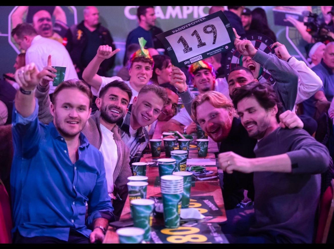 Rangers in full meltdown whilst our players at the darts with Ccv holding up 119😭😭. Beautiful.
