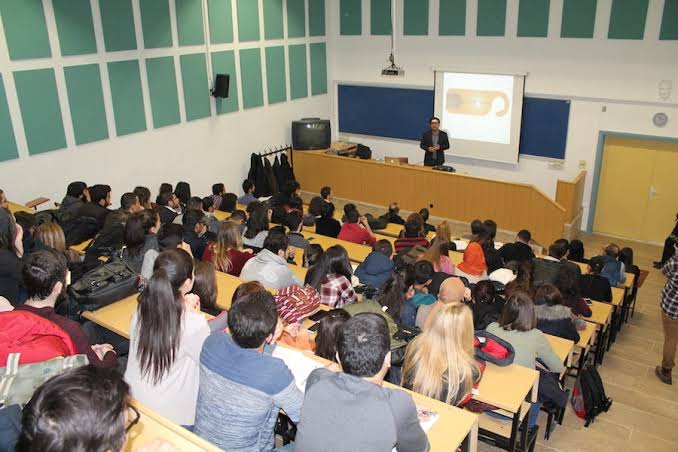 KaynakNews's tweet photo. Üniversite öğrencilerinin %64'ü hocalarının ders anlatımını işlevsiz, derslerini ise verimsiz buluyor.  (TÜMA) https://t.co/FmX0ARx4rJ