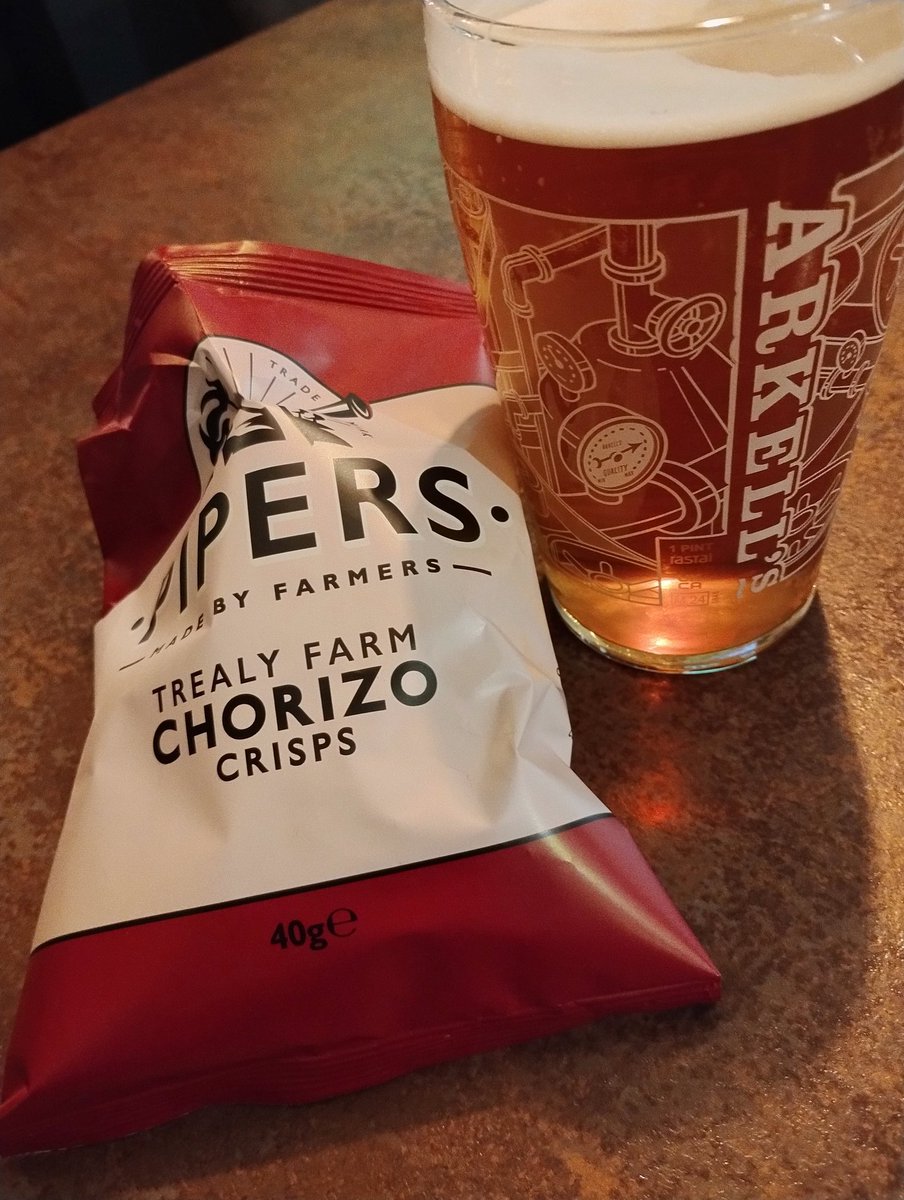 WardFish5tony's tweet image. IPA and a packet of crisps in the White Hart Swindon. #localpubs