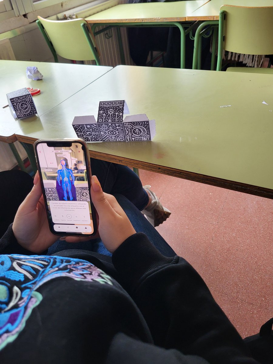 profebiolgeol's tweet photo. Experimentamos con realidad aumentada y navegamos al interior del cuerpo humano en la clase de Anatomía Aplicada de @CalistoyMelibea con @mergecube @bodyplanetAR. Vemos las partes del cerebro en 3D, el peristaltismo durante la digestión, la circulación sanguínea...#SomosSTEM https://t.co/gloCMuePWf