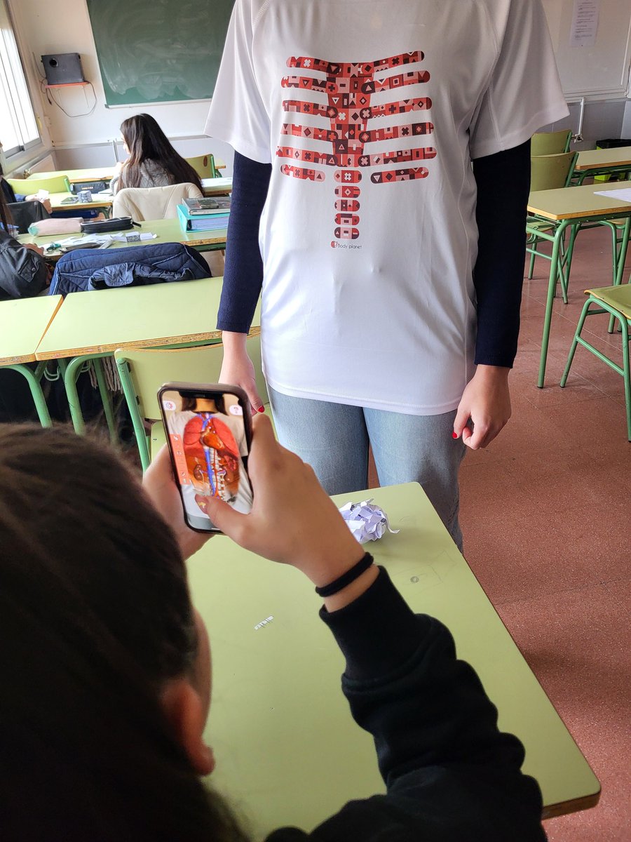 profebiolgeol's tweet photo. Experimentamos con realidad aumentada y navegamos al interior del cuerpo humano en la clase de Anatomía Aplicada de @CalistoyMelibea con @mergecube @bodyplanetAR. Vemos las partes del cerebro en 3D, el peristaltismo durante la digestión, la circulación sanguínea...#SomosSTEM https://t.co/gloCMuePWf
