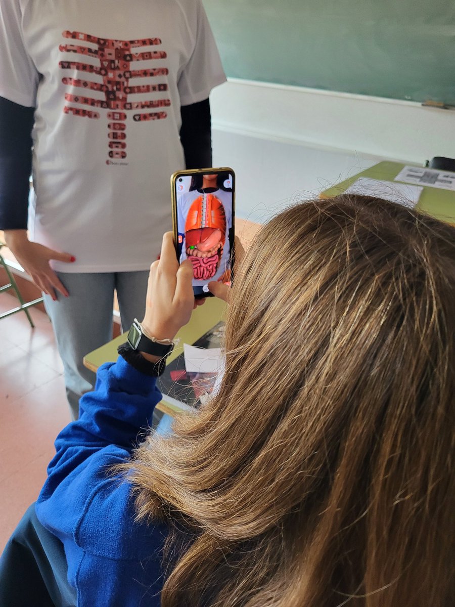 profebiolgeol's tweet photo. Experimentamos con realidad aumentada y navegamos al interior del cuerpo humano en la clase de Anatomía Aplicada de @CalistoyMelibea con @mergecube @bodyplanetAR. Vemos las partes del cerebro en 3D, el peristaltismo durante la digestión, la circulación sanguínea...#SomosSTEM https://t.co/gloCMuePWf