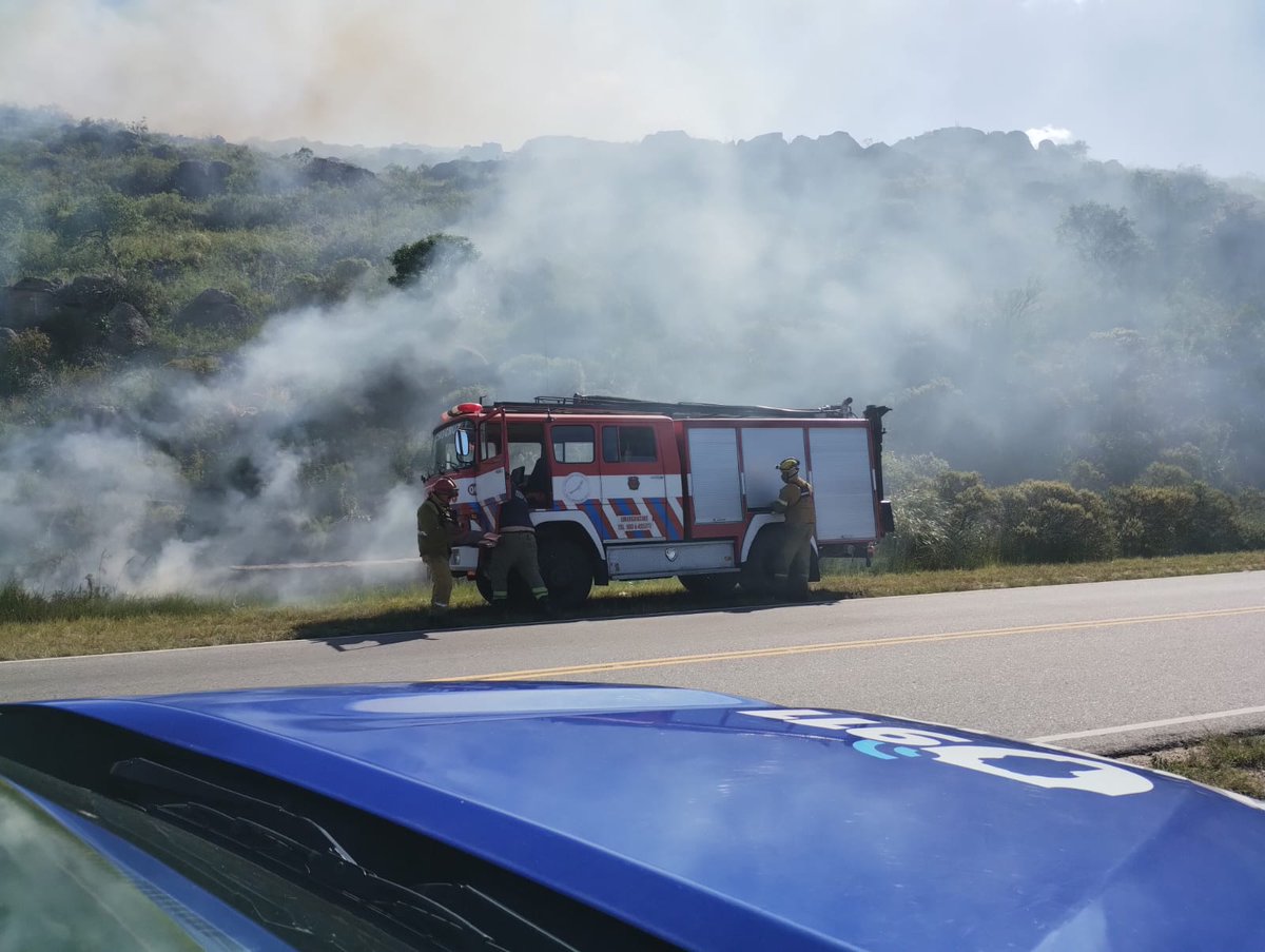 gobdecordoba's tweet photo. 👨‍🚒 Bomberos combaten un foco de #incendio en la zona de #Copina. En el sector trabajan bomberos voluntarios de #IchoCruz, #SanClemente y personal de ETAC. 

🚨 Se recomienda a los automovilistas circular con precaución por ese sector de la Ruta Provincial 34, Camino de las Altas Cumbres. ⚠ La Policía Caminera estableció reductores de velocidad sobre la Ruta 34, para contribuir con la seguridad de quienes transitan por la zona.