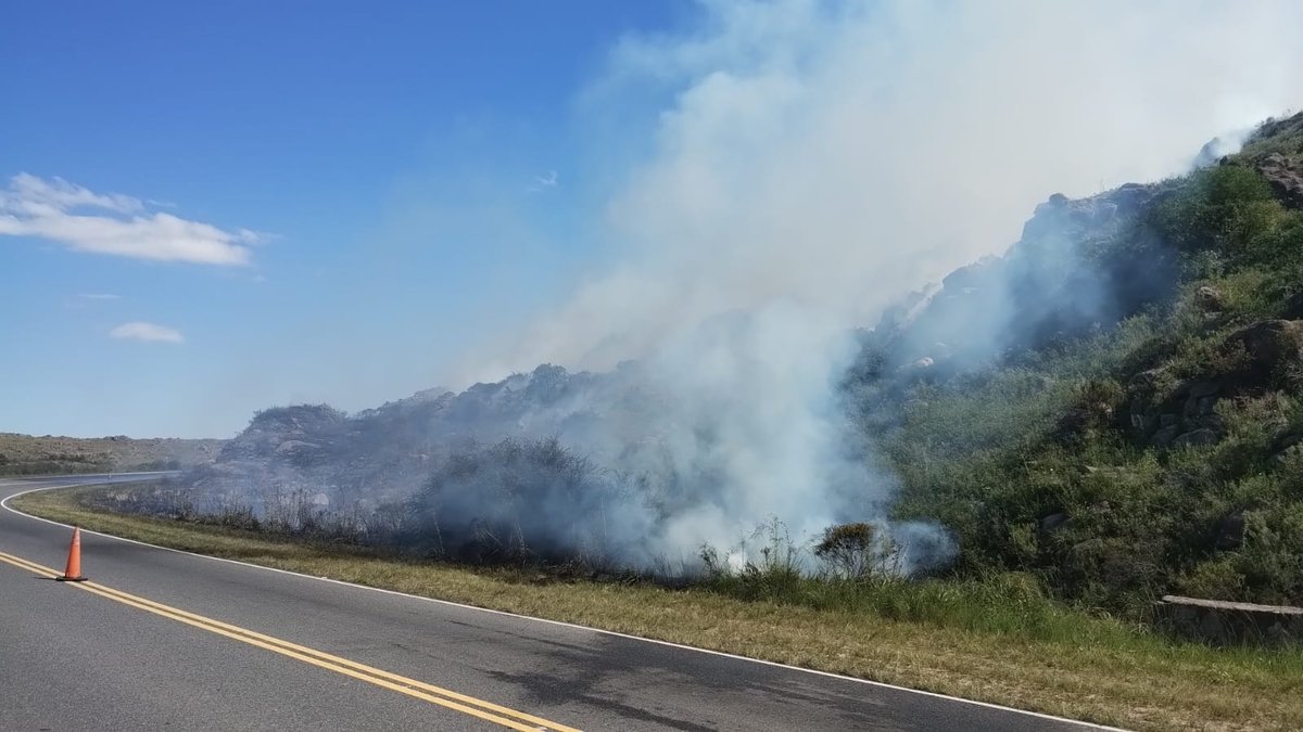 gobdecordoba's tweet photo. 👨‍🚒 Bomberos combaten un foco de #incendio en la zona de #Copina. En el sector trabajan bomberos voluntarios de #IchoCruz, #SanClemente y personal de ETAC. 

🚨 Se recomienda a los automovilistas circular con precaución por ese sector de la Ruta Provincial 34, Camino de las Altas Cumbres. ⚠ La Policía Caminera estableció reductores de velocidad sobre la Ruta 34, para contribuir con la seguridad de quienes transitan por la zona.