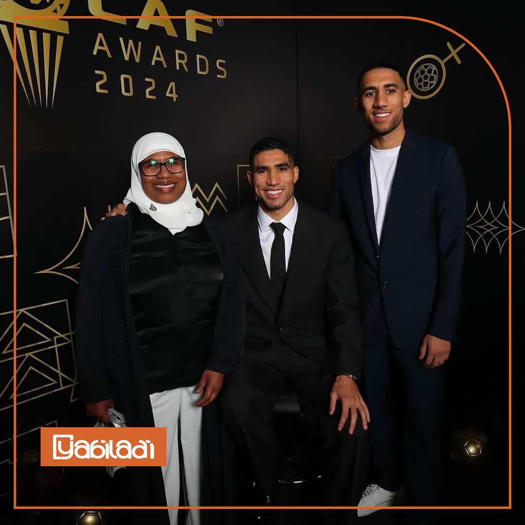 yabiladi_fr's tweet photo. #Hakimi en présence de sa mère et de son frère lors des #CAF_Awards 🇲🇦
#Maroc https://t.co/IBwIxCrpGG