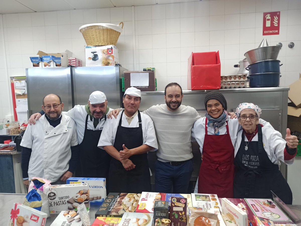 Poniendo nuestro granito de arena en la montaña de solidaridad de <a href="/AsocAvalso/">Valdemoro Solidario</a>, llevando unos dulces navideños a la cocina del Centro Social Vicente Ferrer.
Para que sean unas muy felices fiestas para todas y todos 🎄🎁.
#ValdemoroSolidario
#NavidadValdemoreña