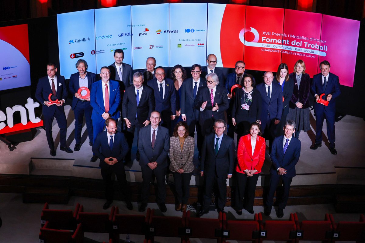 diba's tweet photo. 👏🏻 Enhorabona a les empreses guanyadores dels XVII #PremisFoment de @fomenttreball!

🎖️La presidenta @LluisaMoretSabi ha lliurat un d'aquests guardons, que reconeixen l'esforç i les millors experiències del teixit empresarial català. https://t.co/9IlbHorulR