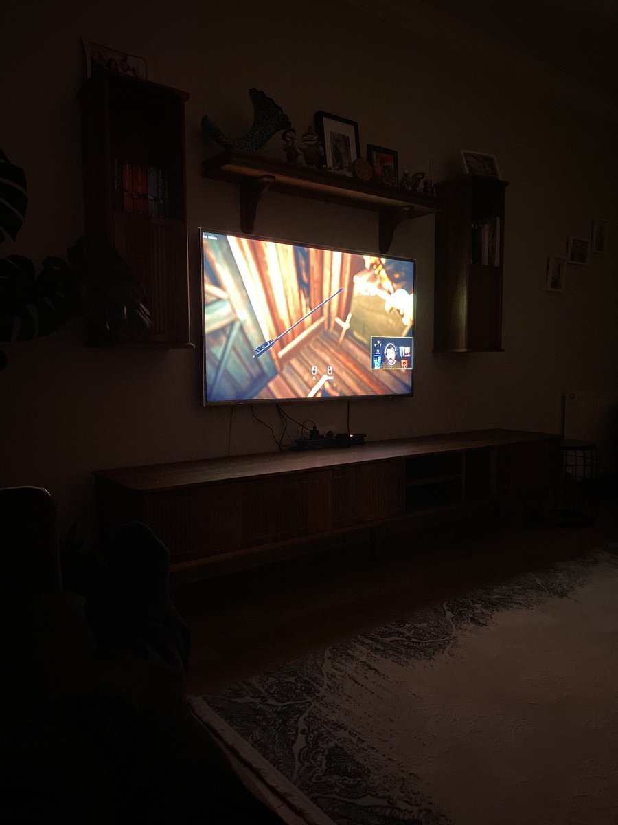 Ankara’nın soğuğunda, gecenin bir yarısı evde ayakları uzatmış <a href="/pintipanda/">Tuna Akşen</a> ‘dan Long Dark izlemek 👌