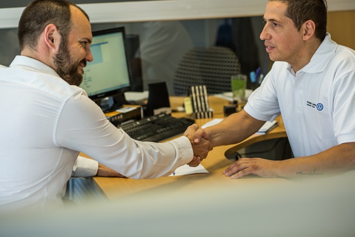 Planetacamion's tweet photo. 🚛 VOLKSWAGEN CERTIFICA A SUS ASESORES DE SERVICIO
La marca finalizó su proceso de certificación, destacando la importancia del asesor como clave en la atención al cliente y la calidad del servicio técnico en vehículos comerciales.
#VolkswagenCamiones #ServicioPosventa #Asesores https://t.co/LS9ZUBlLdd