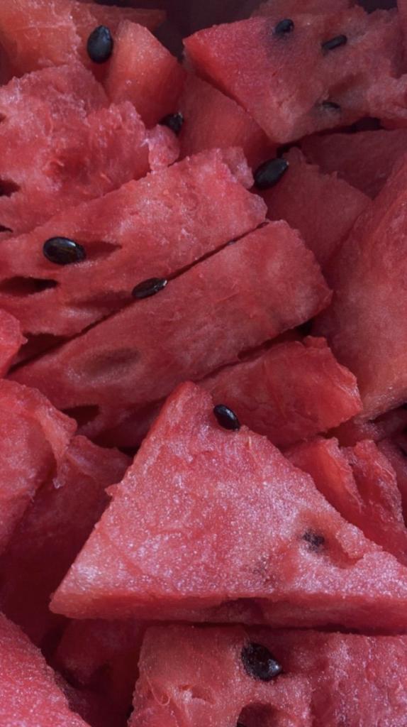 ممكن تعطيني فائدة واحدة لهذه الفاكهة؟؟