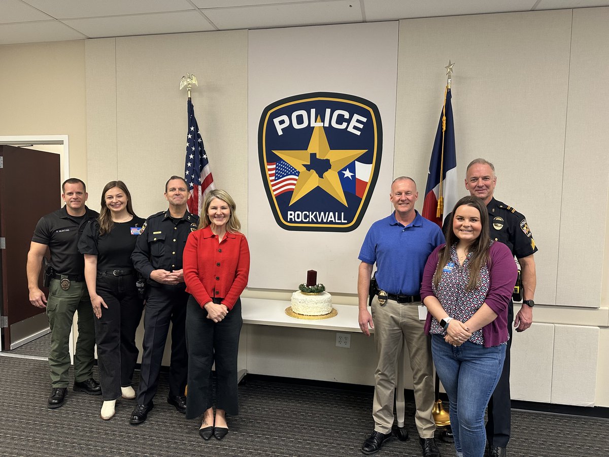 Members of HEB’s Community Support Team came by and gifted a special coconut cake to the police department this morning.
Thank you <a href="/HEB/">H-E-B</a> for your support!