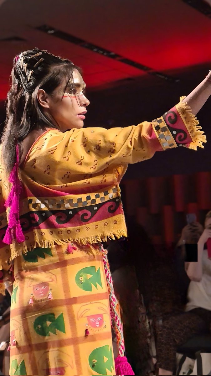 Lenintamayoqpop's tweet image. 🇵🇪 (Q&apos;pop - Quechua Pop) in Brasil 🇧🇷
Orgullosos de representar nuestra cultura a través de cada imagen, compartiendo historia y estilo gracias a la arqueomoda de @Kunpi. ¡El arte y la identidad se encuentran en la pasarela!
#leninqpop #Quechuapop  #brasil #peru #fashionweek