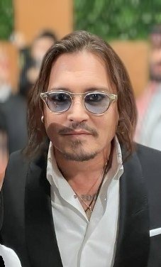 "I don’t think of myself as being a celebrity, it’s too mortifying. I have a hard time watching myself on screen... I can’t tell whether my work is good or not."
~#JohnnyDepp 🥹