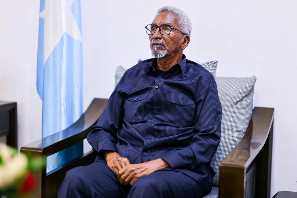 OC_Constitution's tweet photo. The @AqalkaSare Speaker Abdi Hashi and 2nd Deputy Speaker Abdullahi Ali met with the #OC and #ICRIC to review progress on the constitutional review process. They were briefed on #Phase1 outcomes and proposed amendments to Chapters 5-9, now in #Phase2.
#PublicConsultation
#UpperH https://t.co/PLZVvkOVft