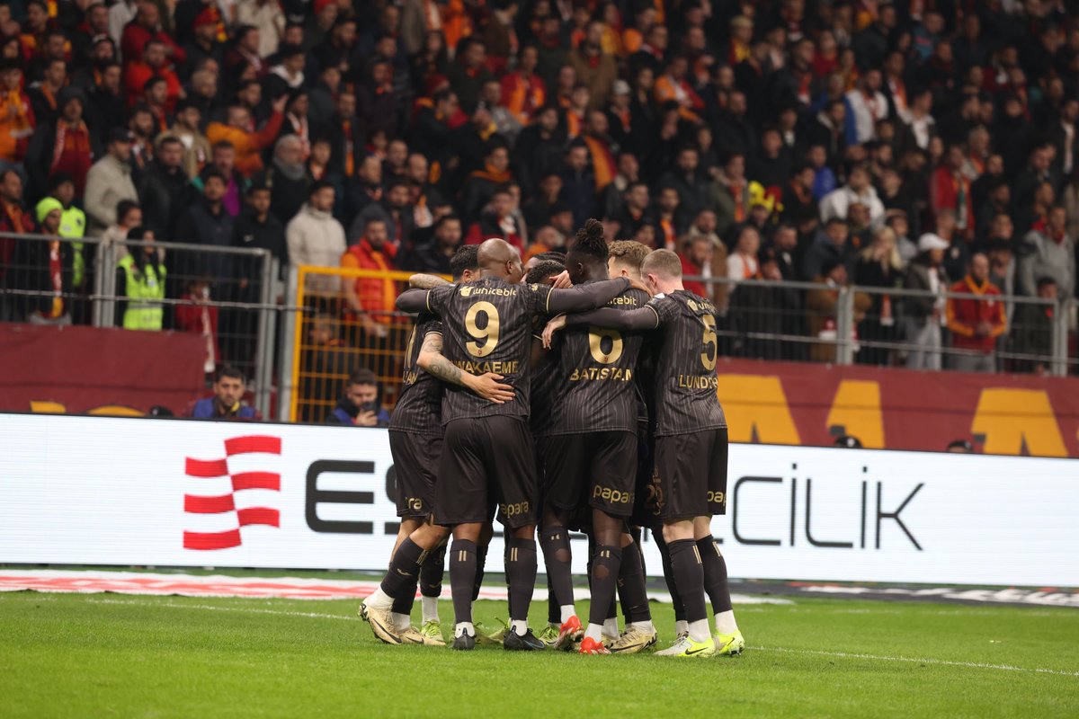 İhraç edilmesi gereken futbolcudan gol yersin, faul olmayan pozisyondan gol yersin, olmayan penaltıdan gol yersin, ofsaytla başlayan pozisyondan gol yersin…

Kimi yeneceksin ki? Rakibi mi, hakemi mi?

Her şeye rağmen çok güzel bir futbol ortaya koyan takımımızı kutluyorum.