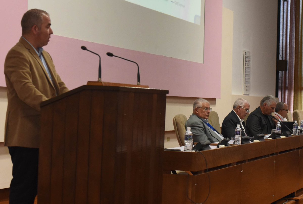 Oscar_CubaTSP's tweet photo. #Ahora interviene @DiazCanelB en sesión de las Comisiones de Asuntos Económicos y la de Constitucionales y Jurídicos @AsambleaCuba sobre el Proyecto de Ley del Presupuesto del Estado 2025: un alentador resultado en el 2024 para el proceso de estabilidad macroeconómica. https://t.co/xYeliAAX0V