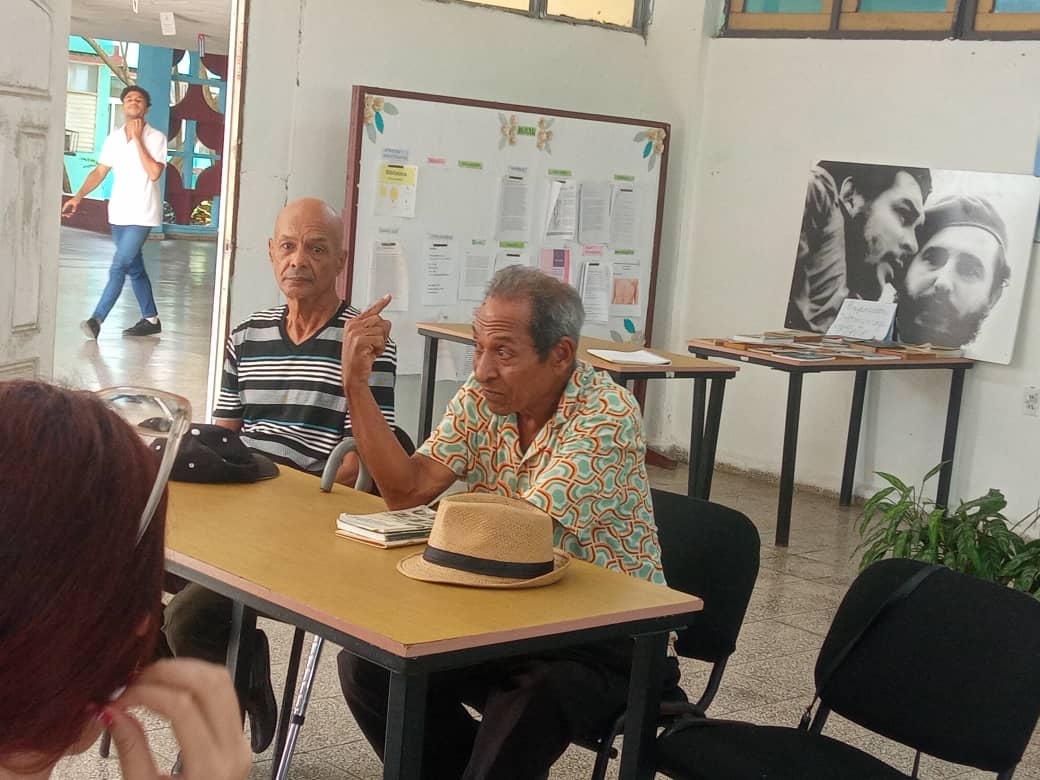 Yusel7709's tweet photo. Emotivo encuentro con el periodista Ulises Espinosa Núñez 
#DepartamentoFilosofíaeHistoriaUCMLT 
#UCMLT 
#PorLasTunasLaVictoria https://t.co/DcDvEi7nkU