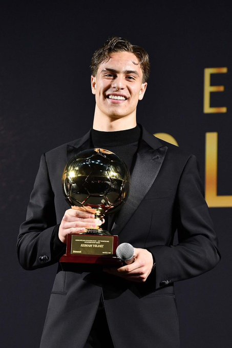 darkwebhaber's tweet photo. Kenan Yıldız, taraftarların oylarıyla seçilen Golden Boy Web ödülünü kazandı. https://t.co/QAWuzR8g71