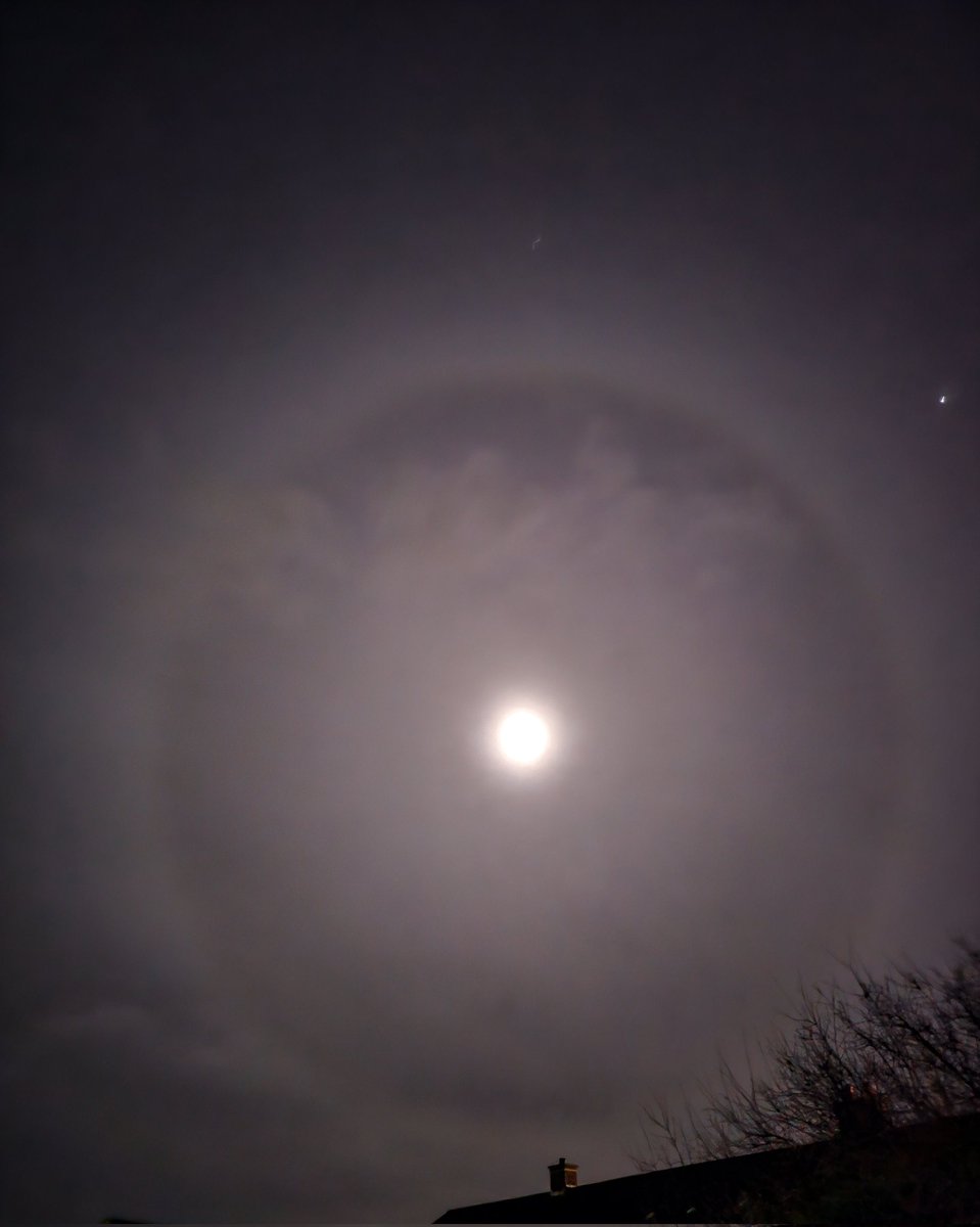 McginnNicole's tweet photo. Moon halo over Ballycastle tonight. #moon #NorthernIreland #northcoast #visitcauseway #causewaycoast #photography #ballycastle https://t.co/SCRVUSwBtE