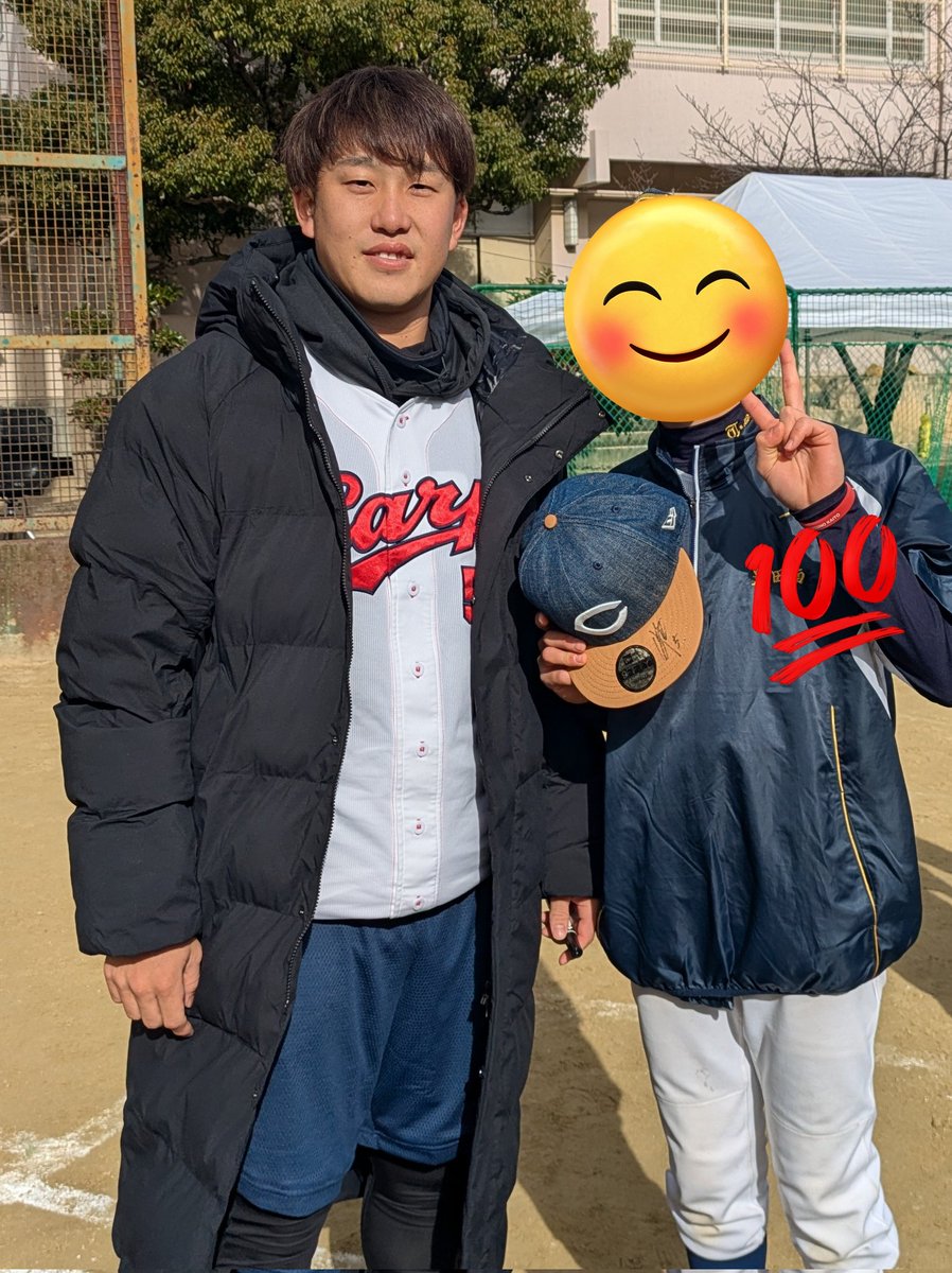 radotarou's tweet photo. とある野球教室にて。
たくさんの質問全てに丁寧に対応してくれました。
息子もわたしも大満足な１日でした。
サインはもちろん、#5
#小園海斗 
#アメイジング https://t.co/L87zwZMGtC