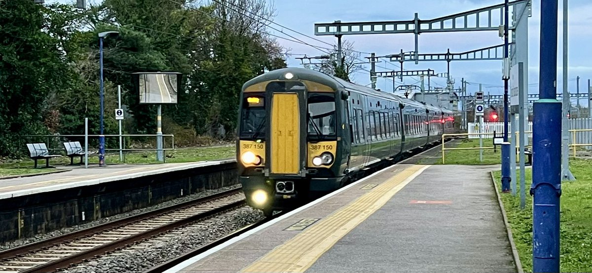 PlatformEdge1's tweet image. Today I’ve done the whole of the Kennet day ranger!

Visited all stations Reading - Basingstoke and Reading - Bedwyn #Class165 #Class387