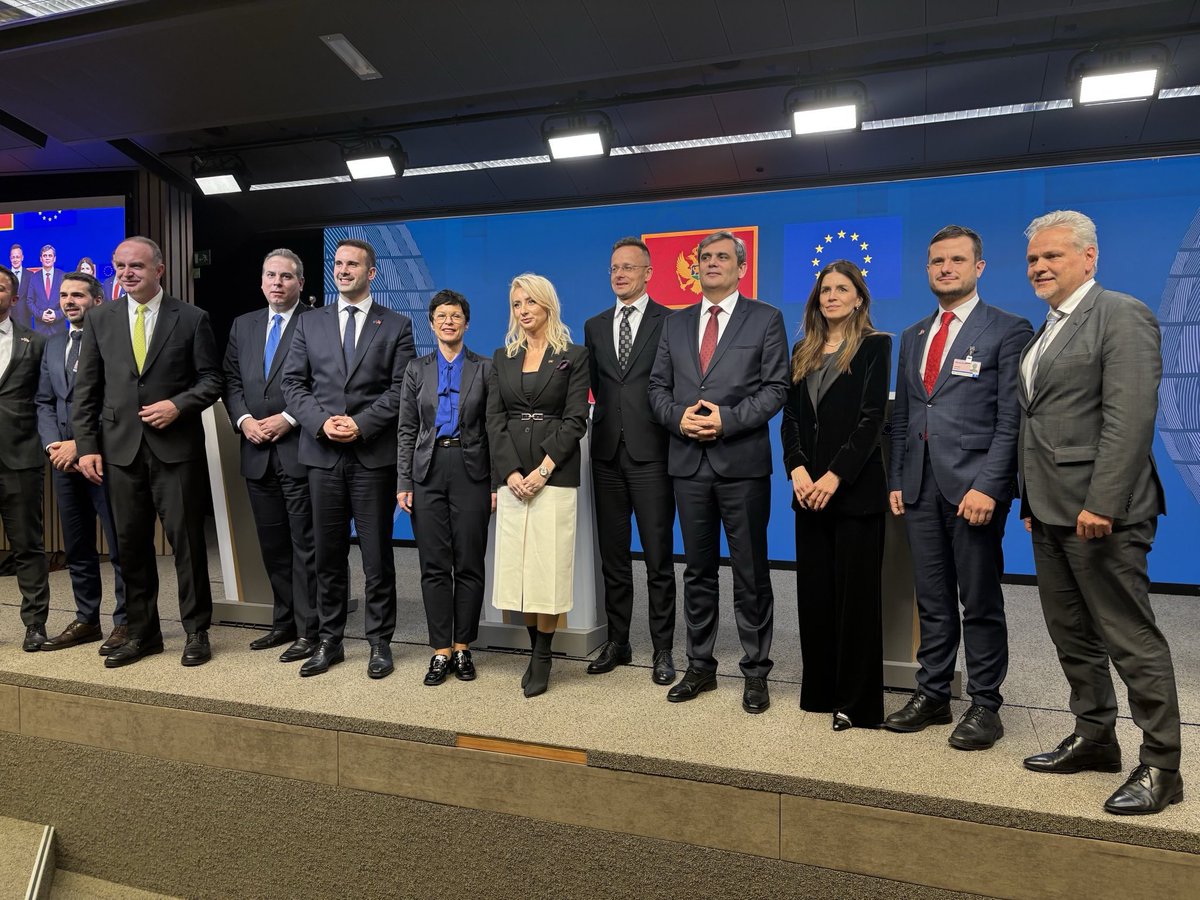 MartaKosEU's tweet photo. Danas je važan trenutak za Crnu Goru i tim povodom želim da čestitam predsjedniku Vlade i timu na njihovom neumornom radu na sprovodjenju reformi iz EU agende. 🇲🇪🤝🇪🇺

Evropska komisija stoji uz Crnu Goru i svaku državu koja je posvećena ispunjavanju reformi na putu članstva u EU https://t.co/UkZ2H82UU0