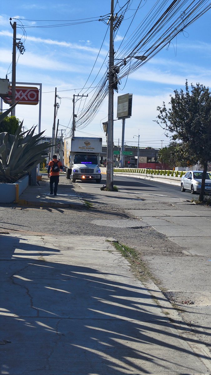 DRamirez1707's tweet photo. @SSPMQueretaro @POESQro @makugo @qromunicipio Otra vez están parados sobre la banqueta @SSPMQueretaro @POESQro @qromunicipio https://t.co/TWGnGmm6vO