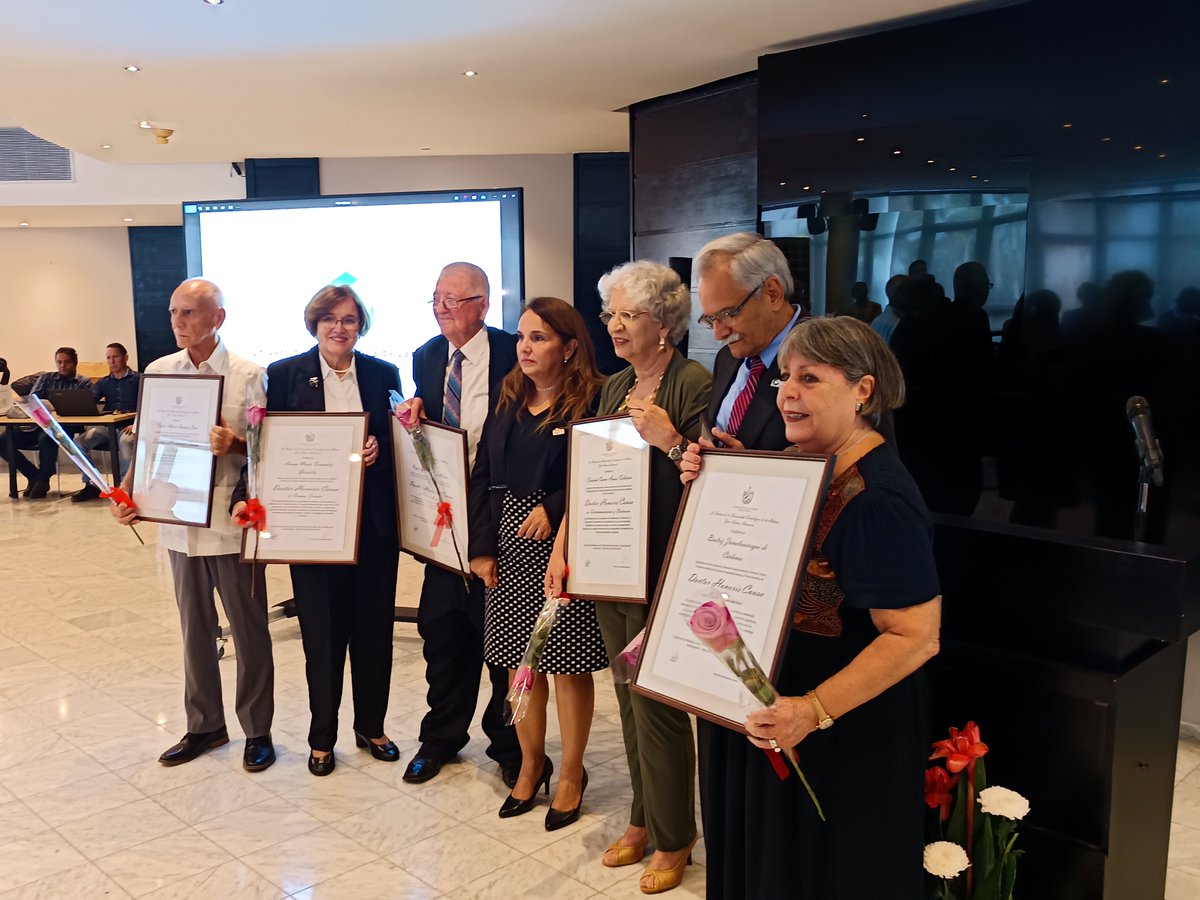 AAB_Cuba's tweet photo. En el marco de las celebraciones del Aniversario 60 de la CUJAE, se otorgaron títulos de Doctor Honoris Causa, Profesor Emérito y el Sello CUJAE. A nuestra querida Aurora, @AuroraFdez19, le entregaron el título de Doctor Honoris Causa. Muchas felicidades.

@CubaMES @WalterBG_MES https://t.co/nYpKJpblC2