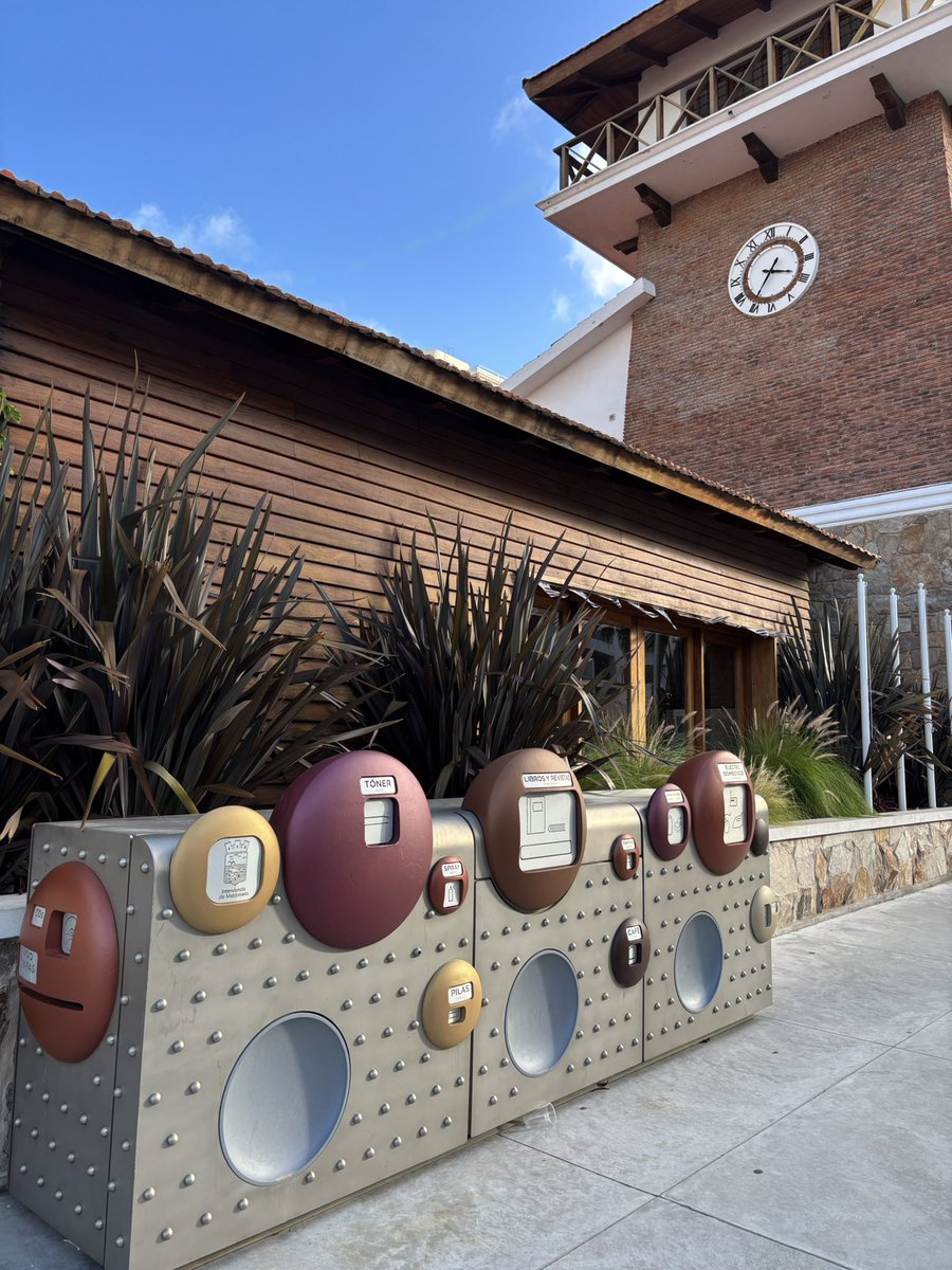FocusPunta's tweet photo. Quedaron instalados sobre Gorlero, en la sede del @puntamunicipio los nuevos Depósitos de reciclado de la @MaldonadoUY_ que permiten depositar pequeños electrodomésticos, latas, tapitas, libros, radiografías, cds entre otros objetos.
#Focus #AzulPunta https://t.co/zwZsqDK1HR